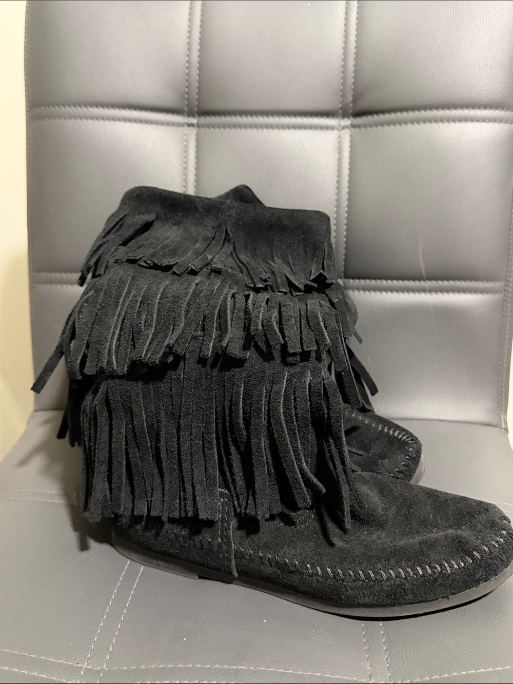 Minnetonka Fringe Boots Size 6